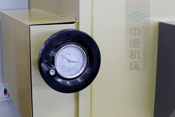 ZDG-832刀片間隙調(diào)節(jié)裝置，設(shè)置在機(jī)架前面，并有刻度顯示，調(diào)節(jié)方便.jpg